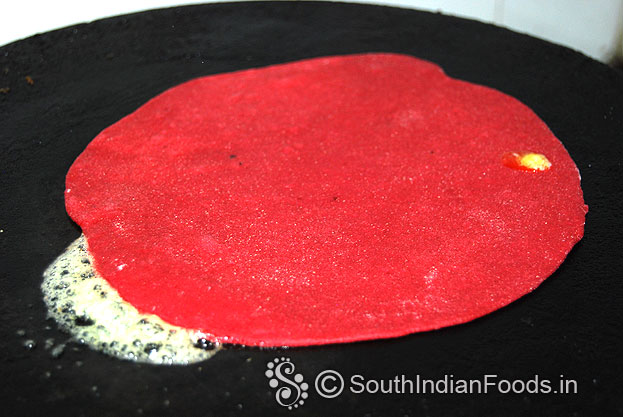 Heat iron dosa tawa, place beet chapati, add 1 tbsp