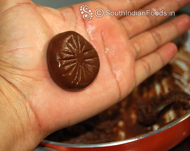 Flatten chocolate balls, design using knife