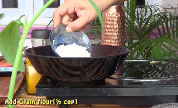 In a bowl add gram flour[besan, kadalai maavu]
