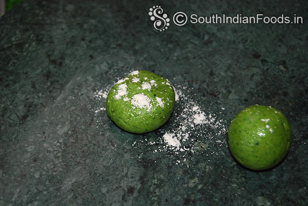 Sprinkle flour over the palak balls