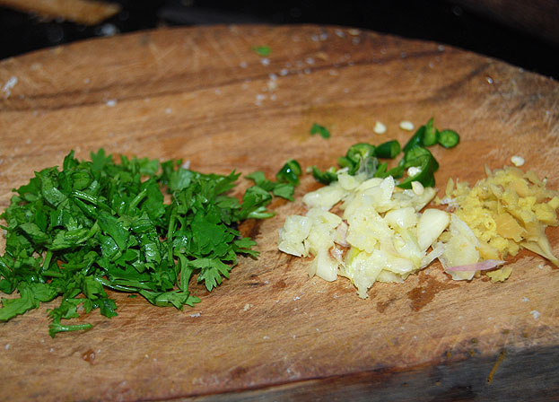 Finely chop green chilli, garlic, ginger, coriander leaves