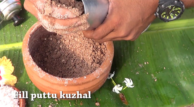 Put rafi mixture into the puttu kuzhal
