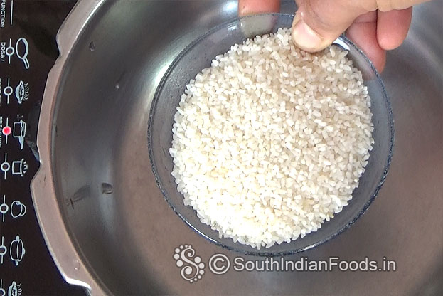 Heat pressure cooker, add rice rava