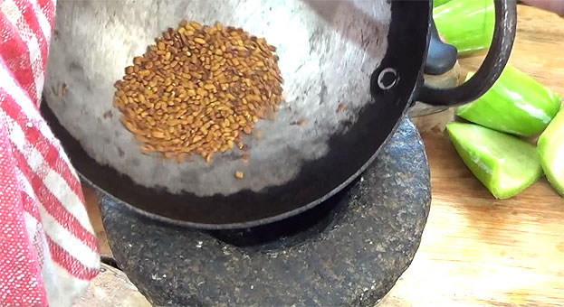Put roasted fenugreek in a stone mortar