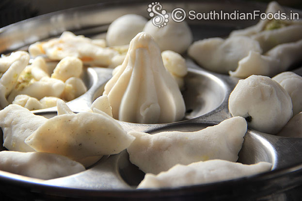 Place ulundu kolukattai in an idli plates