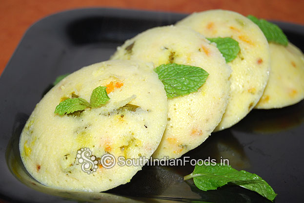 Vegetable idli with carrot & capsicum