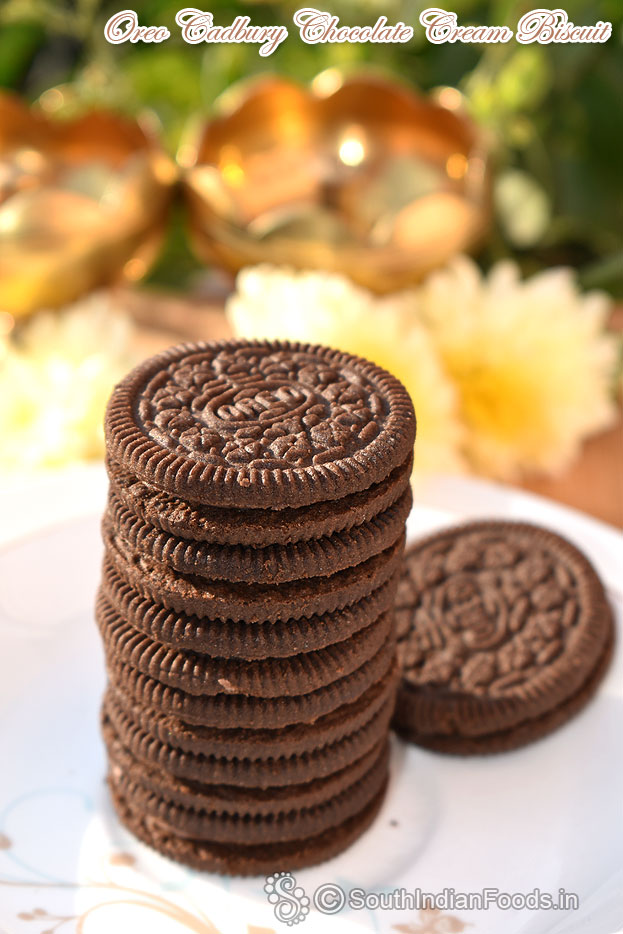 Take 4 to 5 chocolate oreo biscuit