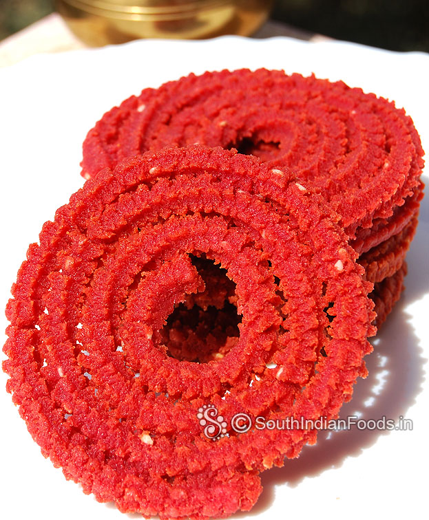 Crispy beetroot murukku