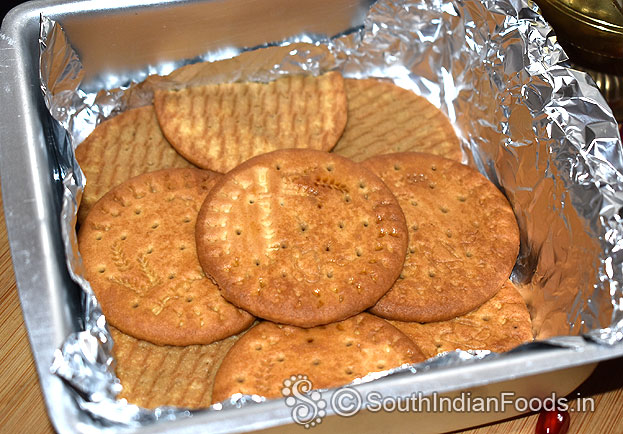 Arrange biscuits in a tray