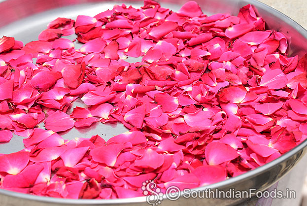 Pluck petals, spread over the plate, dry out in the sunlight for 3 days