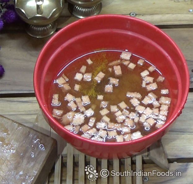 Soak elephant yam in turmeric, salt & tamarind added water