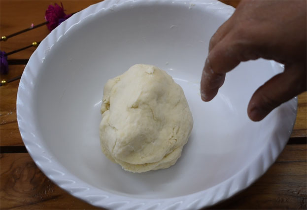Knead the dough for 5 min