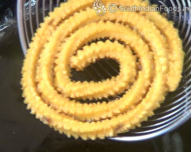 Crispy star chakli is ready, remove from oil