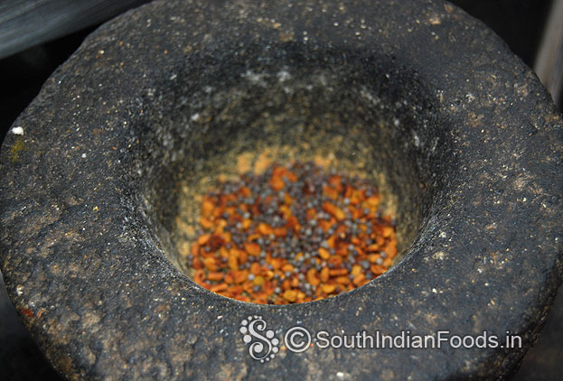 Put roasted fenugreek, mustard into stone mortar, coarsely grind