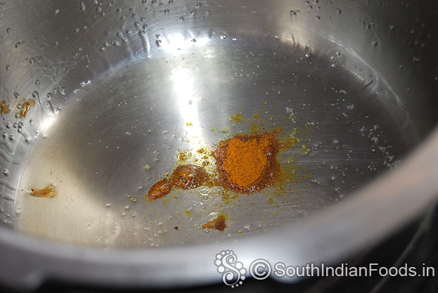 Heat large pan add 2 tbsp oil, turmeric powder