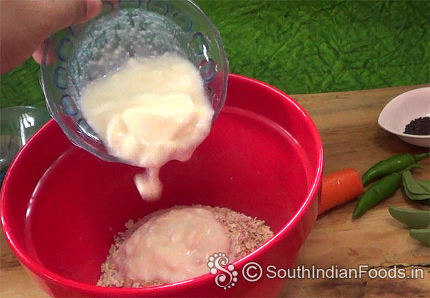 Add rava, oats & curd in a bowl