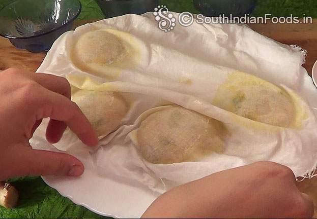 Remove steamed idli from cotton cloth