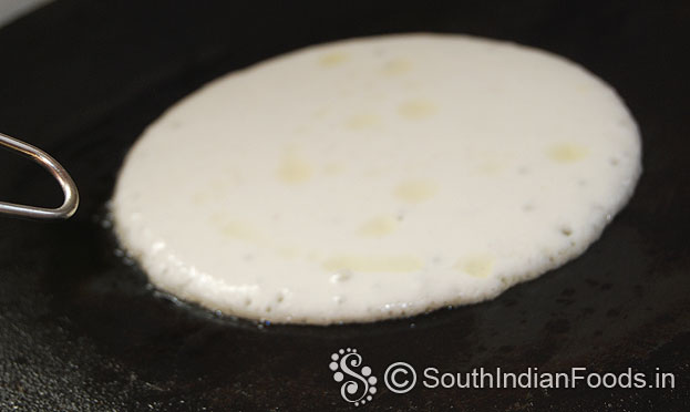 Pour 1 tbsp of ghee around the uthappam