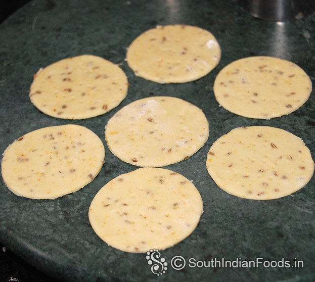 Raw papdi ready to fry