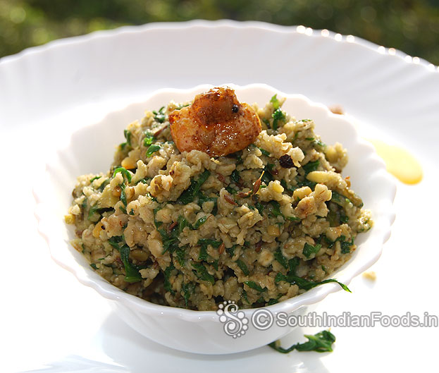 Oats keerai pongal is ready, serve hot with coconut chutney
