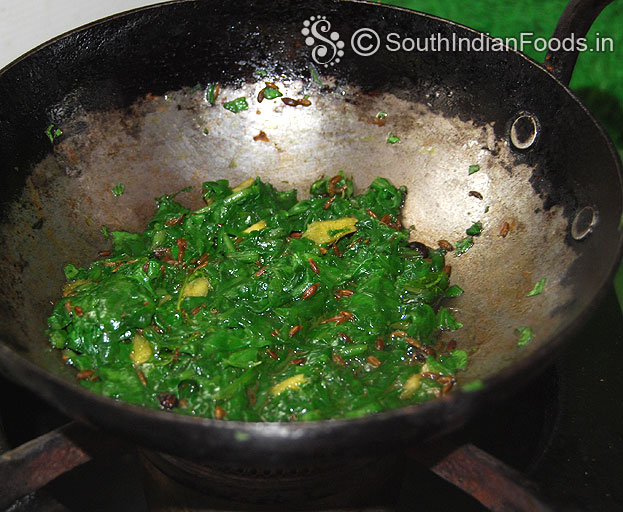 Spinach pefectly cooked , cut off heat