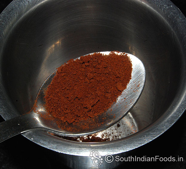 Add 3 tsp instant coffee powder in a glass