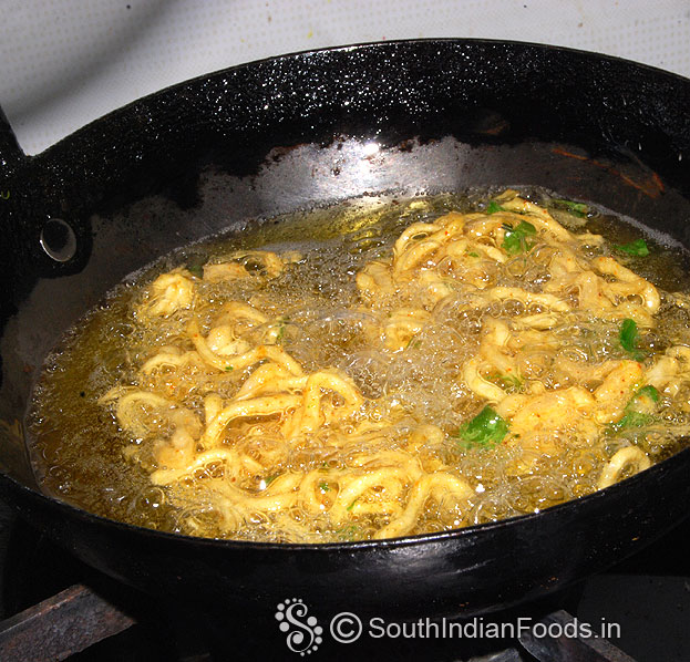 Heat oil in a pan, add noodles p[akoda mixture, deep fry till crisp