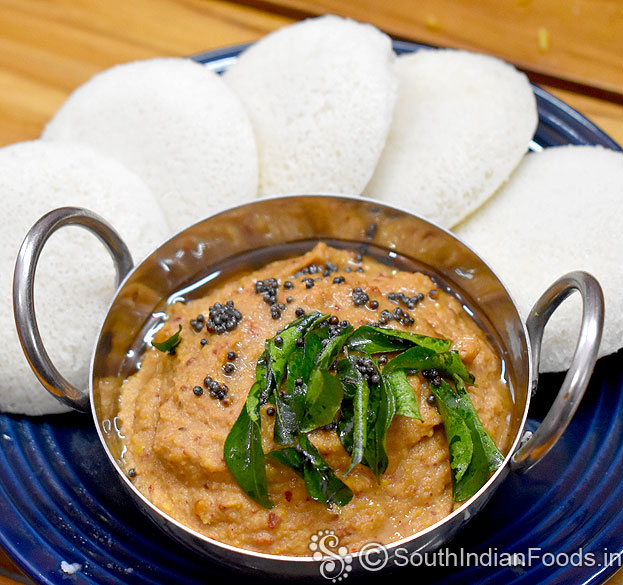 Vengaya chutney, serve hot with idli, dosa, or uthappam