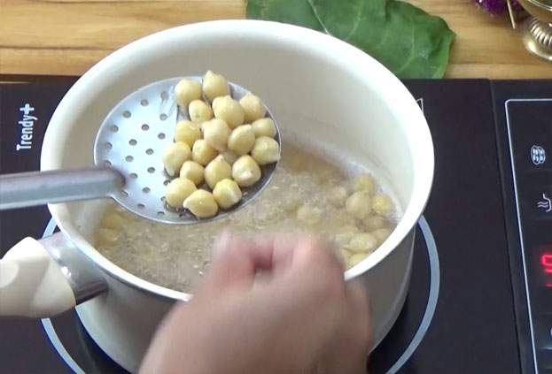 Boiled chickpeas ready, drain water