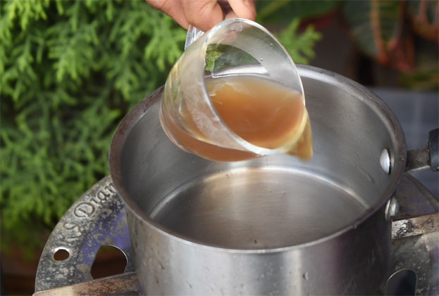 Heat pan pour reduced sitharathai mixture