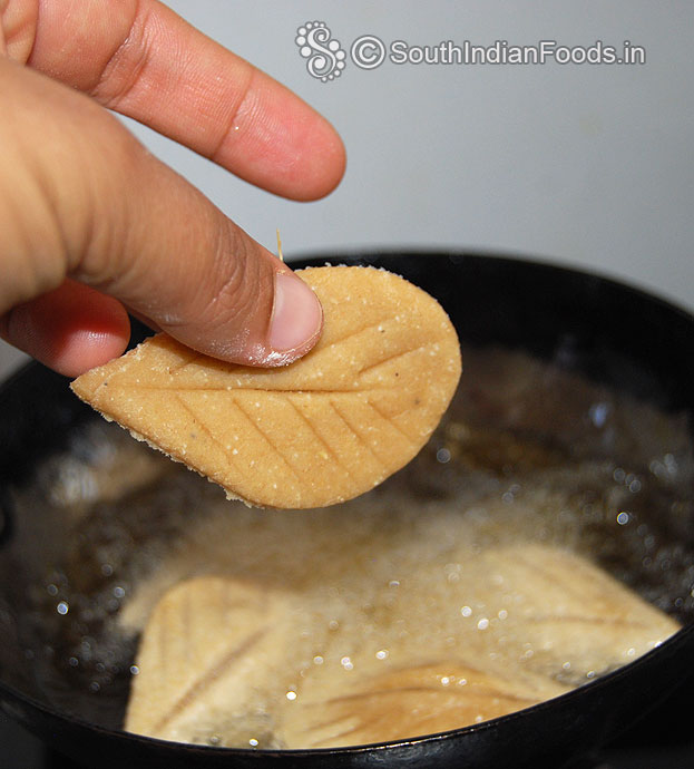 Heat oil in a pan, drop raw thekua
